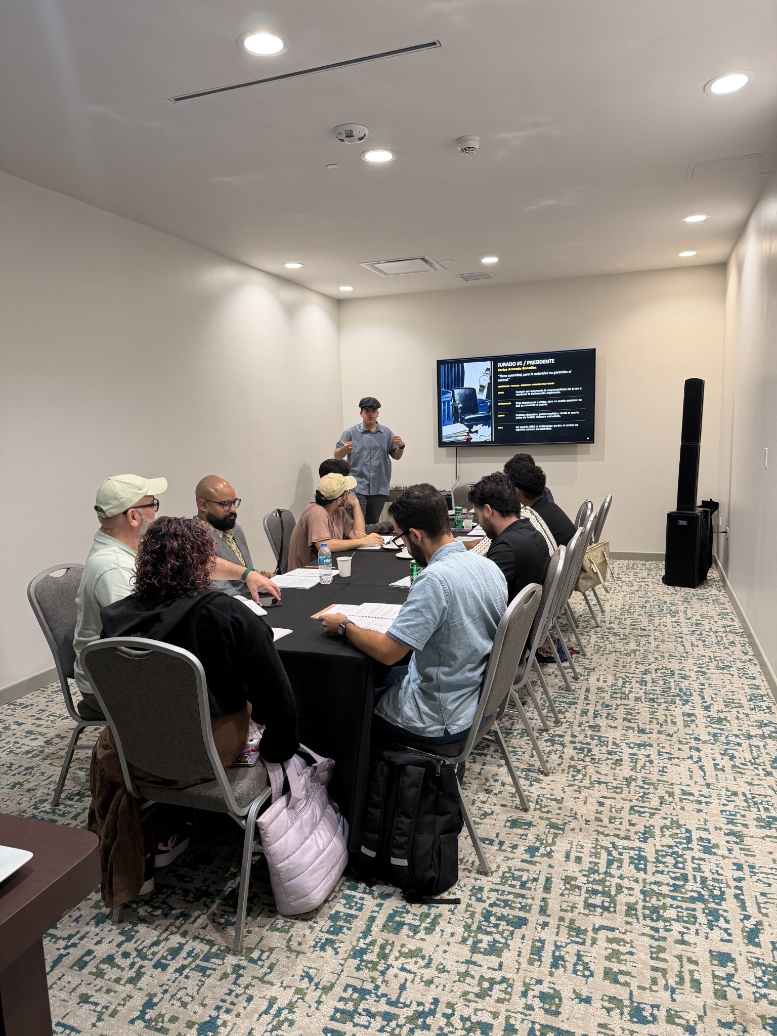 Primera reunión del elenco alrededor de una mesa