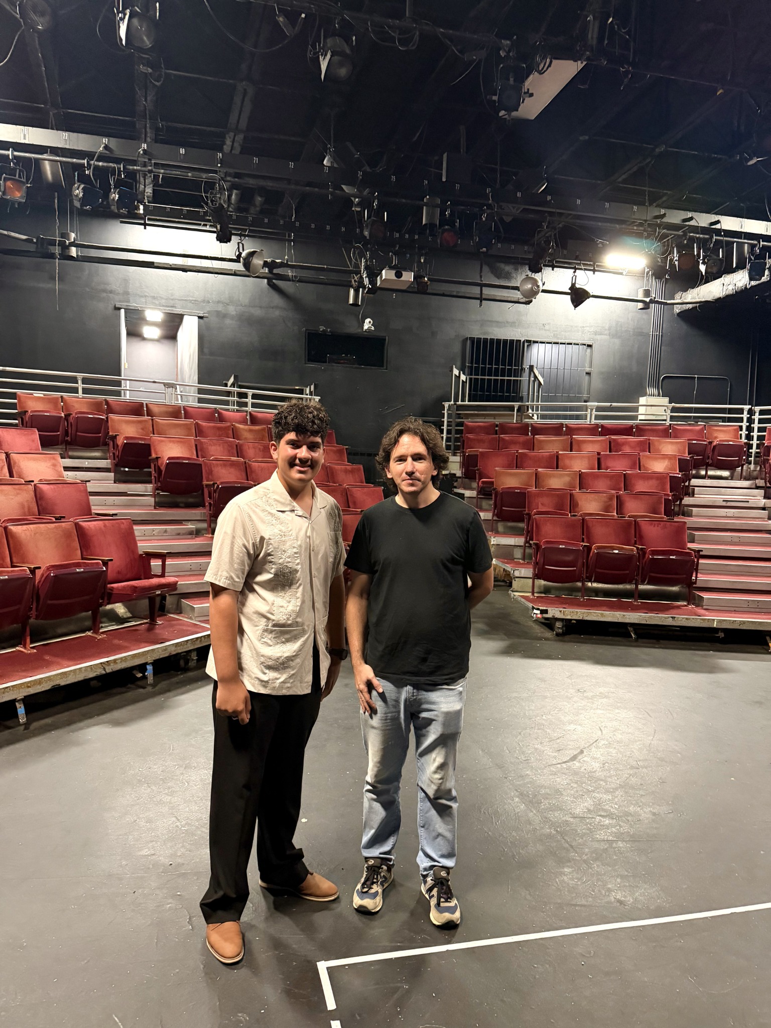 Jean Ortiz en el teatro Julia de Burgos junto a Luizzi